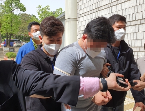  느그 엄마는 소중하지?" 아버지뻘 택시 기사 폭행한 20대 신상정보 털렸다
