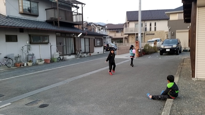 일본 교토 마을 어딘가의 어린이들