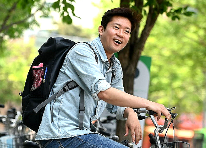 자전거를 타는 아나운서 김대호