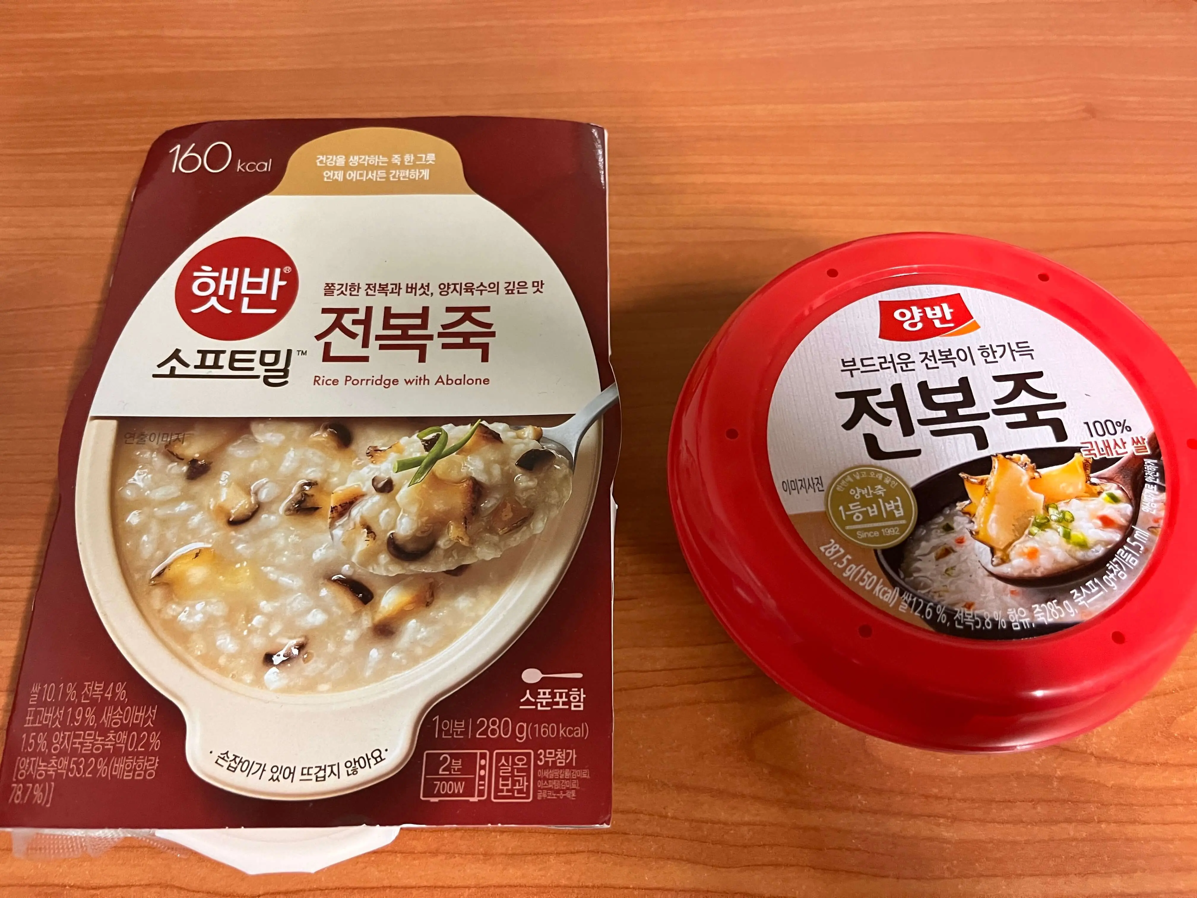 왼쪽에 햇반에서 만든 전복죽을&#44; 오른쪽에는 양반에서 만든 전복죽을 놓고 찍은 사진