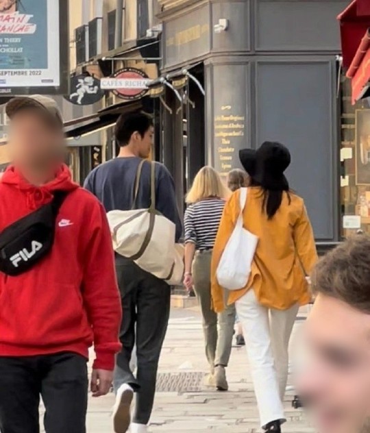  신민아김우빈, 파리 데이트 포착! 꿀 떨어지는 눈빛 [사진]