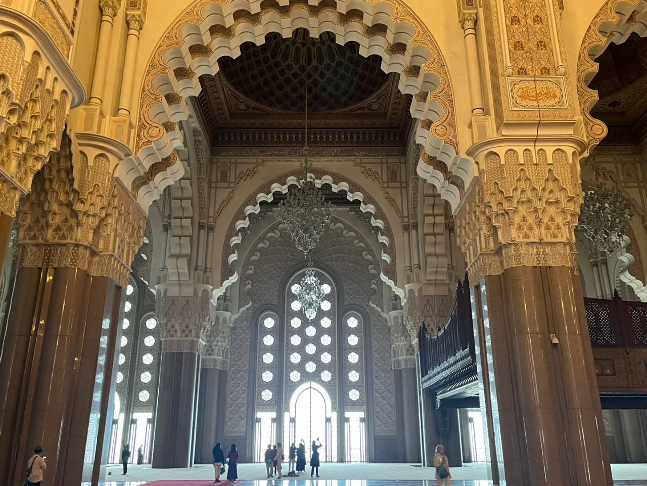 방문객들은 아프리카에서 가장 큰 모스크인 카사블랑카의 하산 2세 모스크를 견학합니다