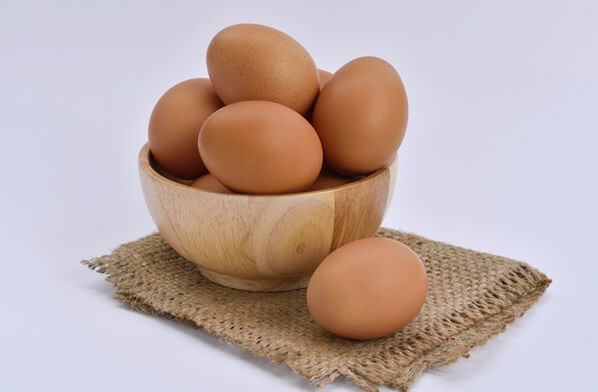 그릇에-가득-담긴-여러-개의-계란