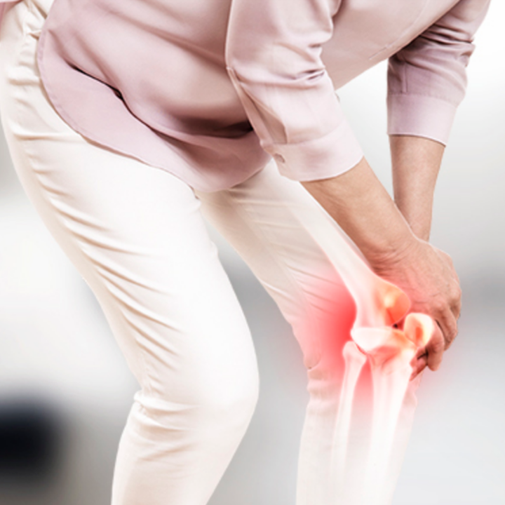 극심한 무릎 관절 통증으로 손으로 부여잡고 있는 중년 여성