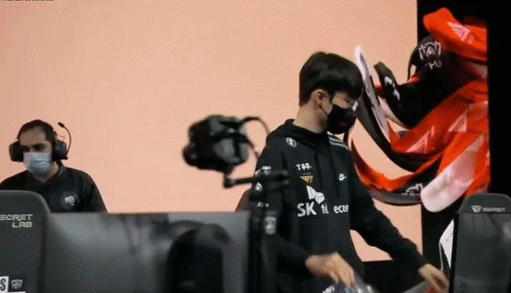 (실시간) 페이커 끄덕 세레머니.gif