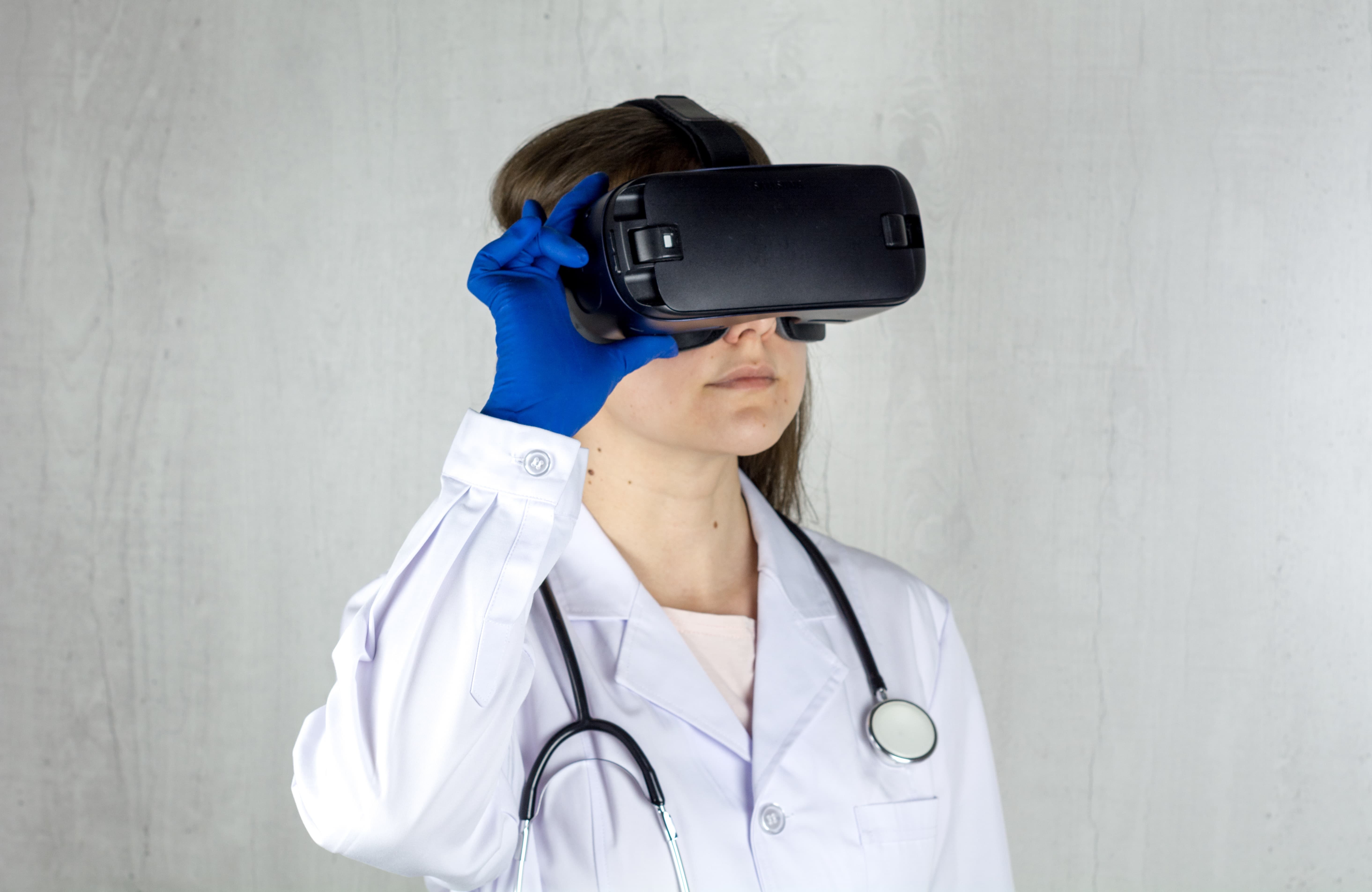 건강케어 혁신의 주역 현실과 가상이 만나다&#44; 의료 분야에서의 VR&middot;AR 활용 혁명