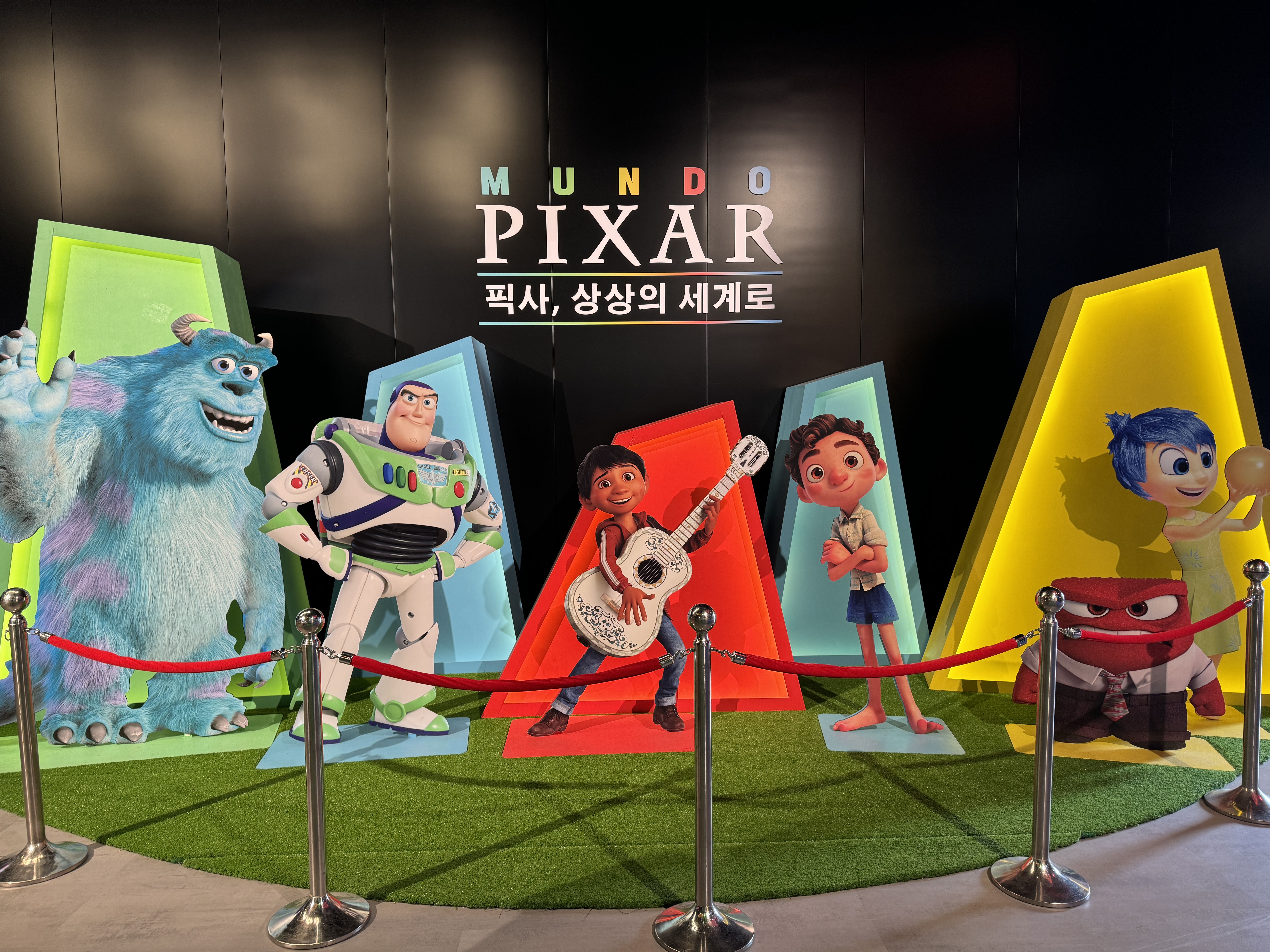 문도픽사 전시장 내부 모습&amp;#44; 픽사 애니메이션 대표 캐릭터들이 전시된 공간