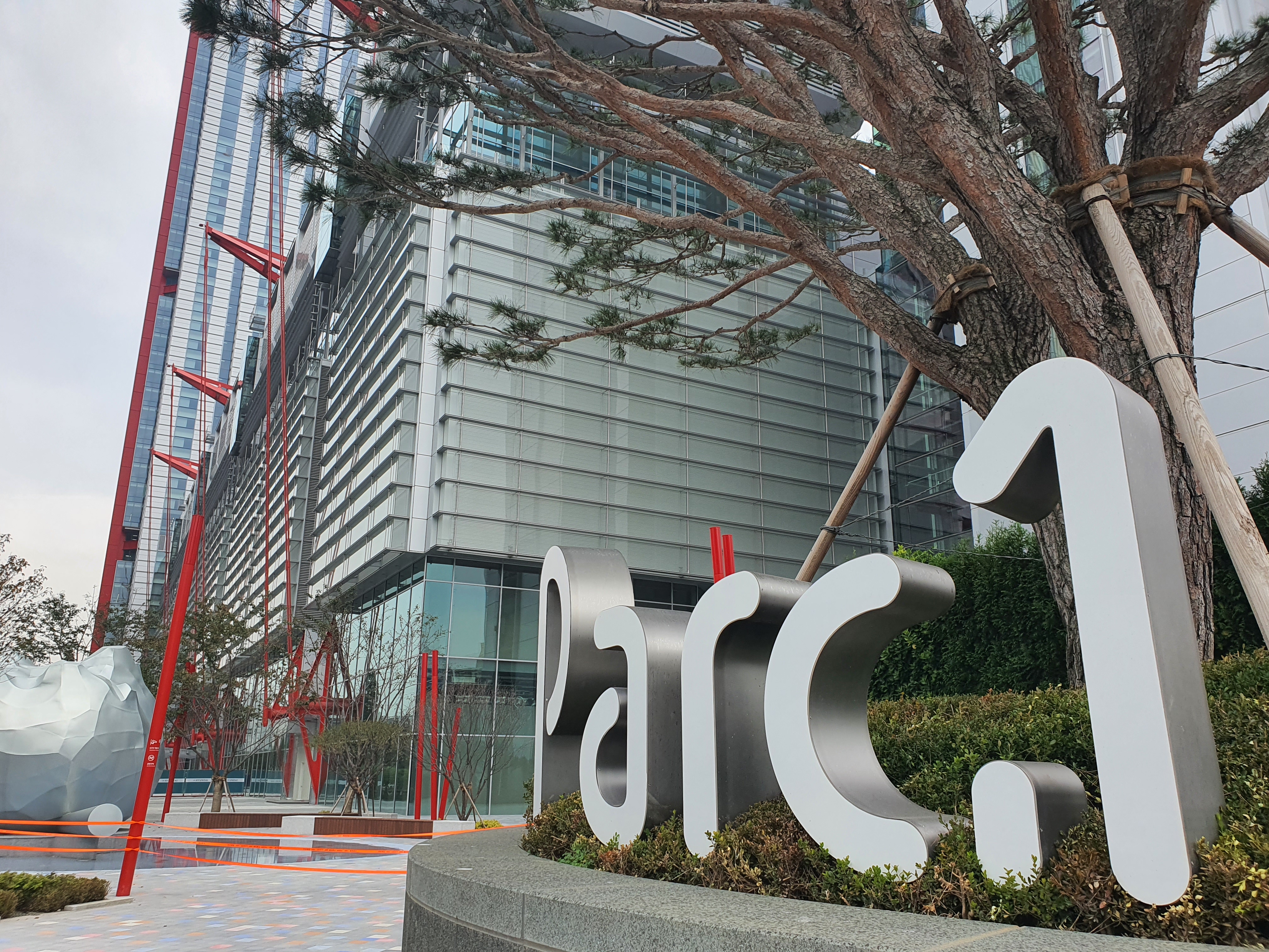  여의도 현대백화점 파크원(Parc. 1) 은 한창 오픈 준비중