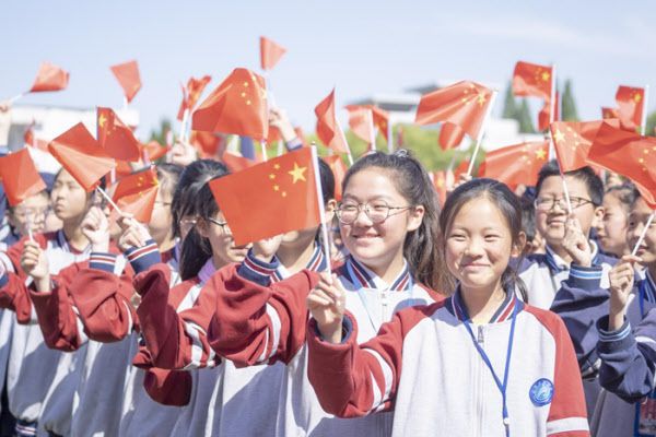중국 정부 행사에서 오성홍기를 흔들고 있는 링링허우 세대 학생들의 모습