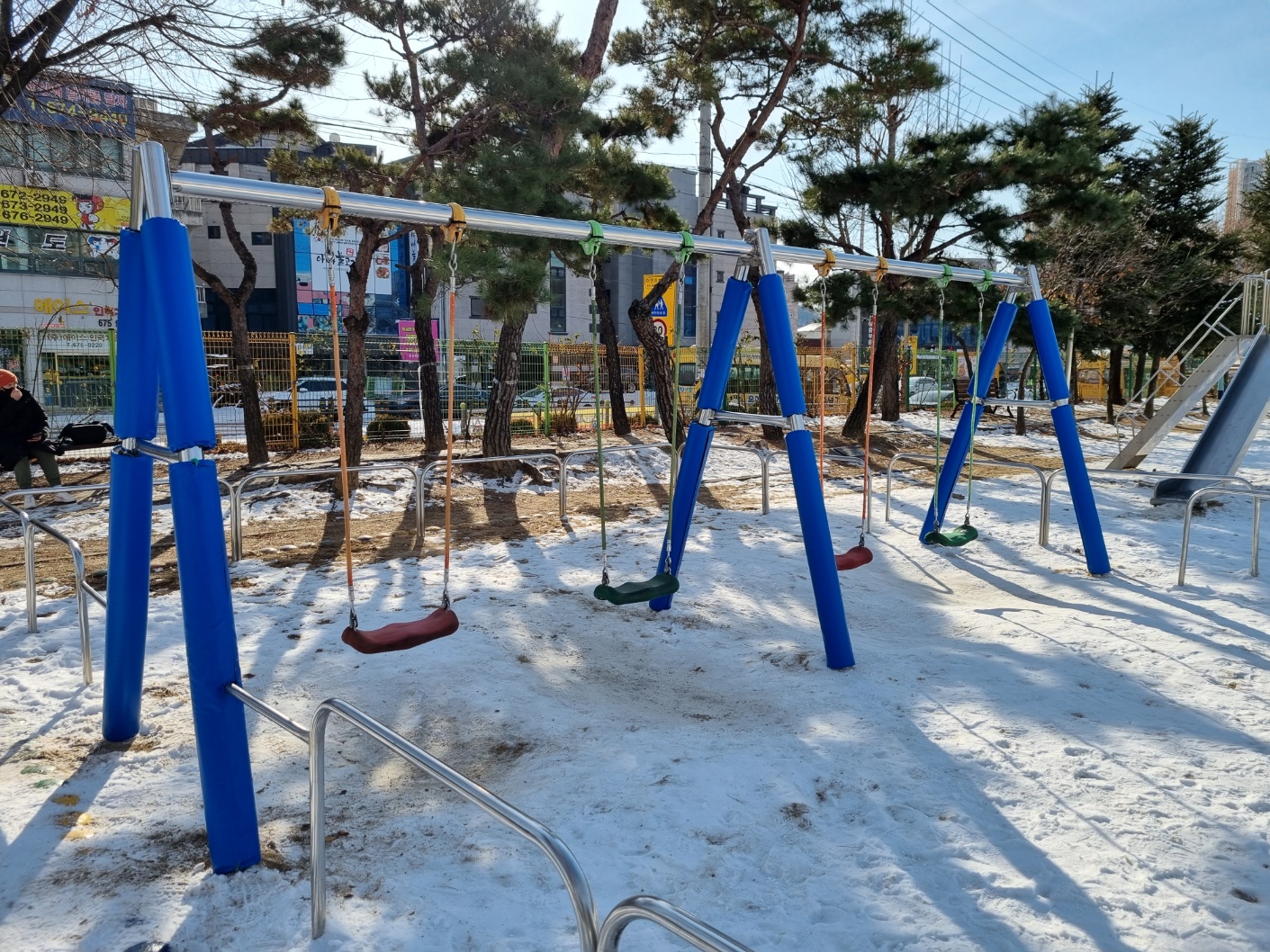  [날개스포츠] 안성ㅇㅇ초교 그네기둥보호대 제작 설치, 그네보호대 설치 작업