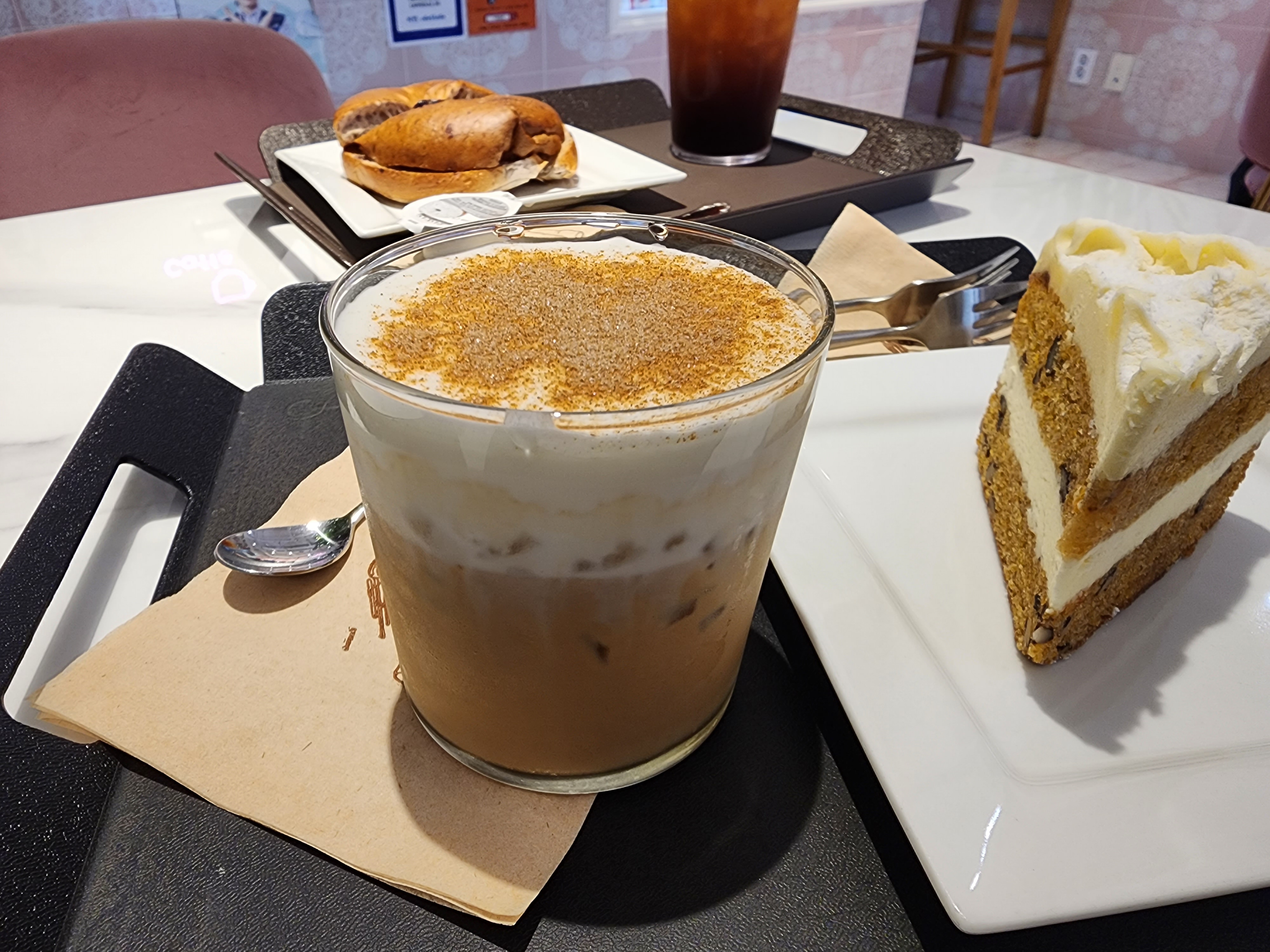 영등포 카페 올레의 커피와 디저트 사진