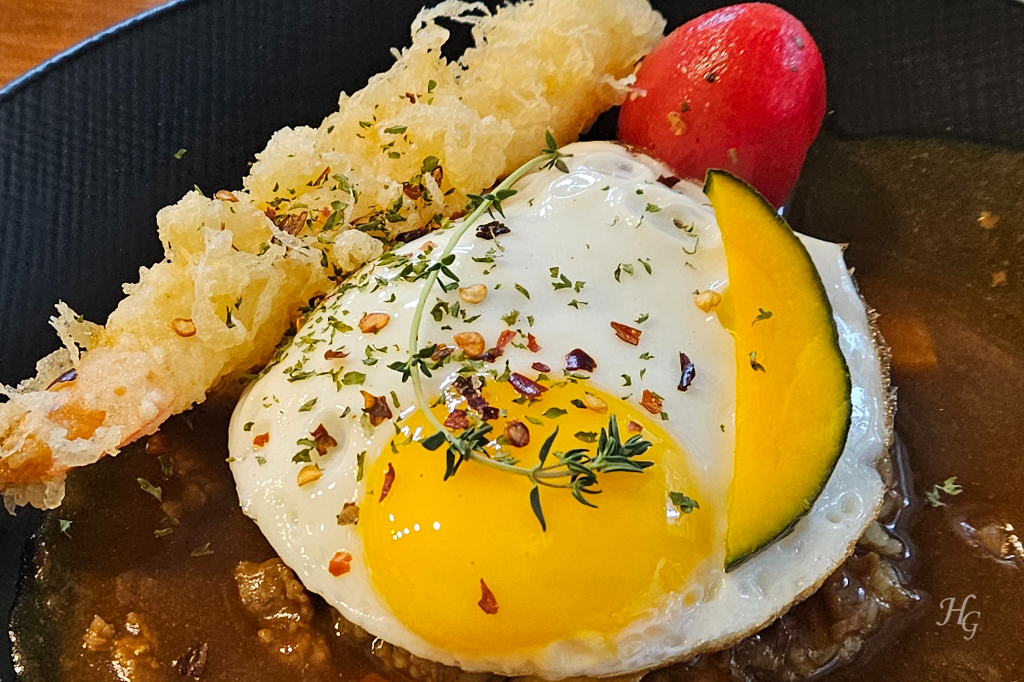 햇살힐링식당 소고기카레 밥 계란후라이 단호방 새우튀김 토핑