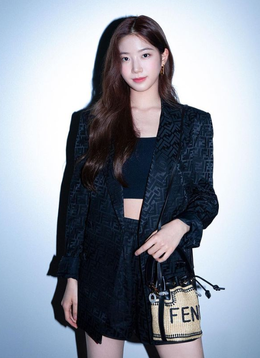  카즈하 르세라핌 나이 프로필 인스타 키 복근 화보 과거 레전드