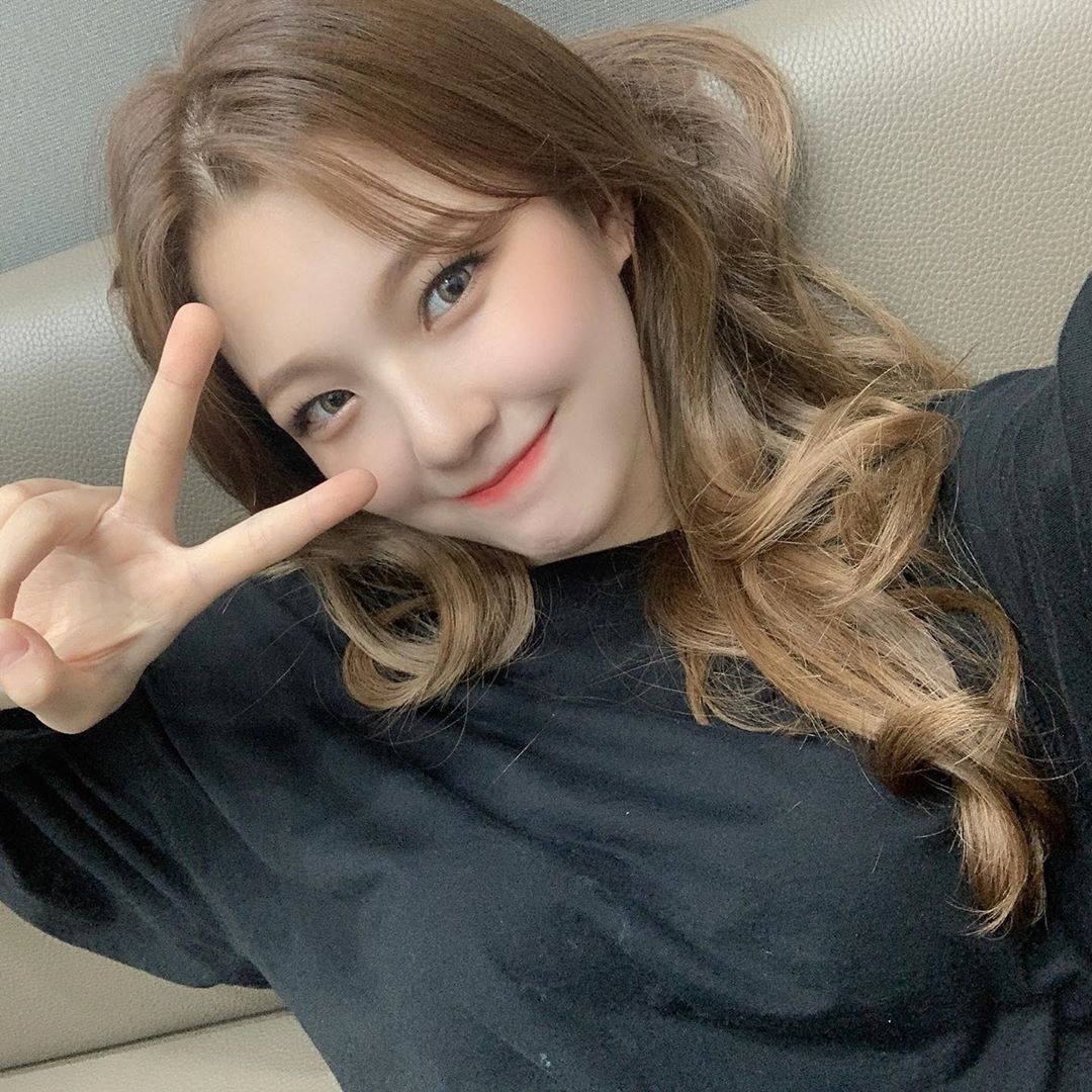 Fromis9 Baek Jiheon Selfie 5 Photos | KpopCelebs