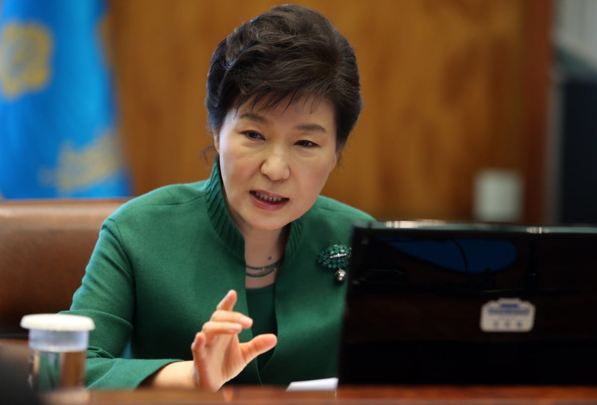 박근혜 대통령이 2015년 2월 청와대에서 열린 수석비서관회의를 주재하며 발언하고 있다.