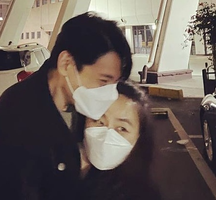 전쟁 중 유태오는 과거 결혼해 니키리와 아이를 낳았다. 16