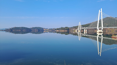 옆에서 본 출렁다리 사진