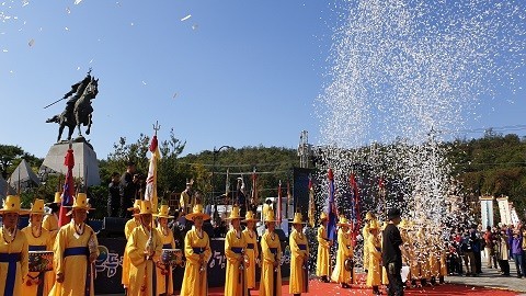 한국의 전설적인 군사영웅 강감찬 장군을 기념하는 축제가 장군의 탄생지로 알려진 서울 관악구에서 역사를 재연하는 퍼포먼스와 다양한 문화체험을 통해 잊을수 없는 경험을 선사한다