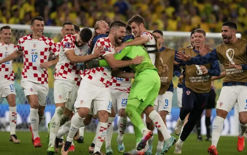 크로아티아가 승부차기를 통해 브라질을 이기고 크로아티아이 골키퍼가 모두에게 둘러싸여 축하받고 있다.