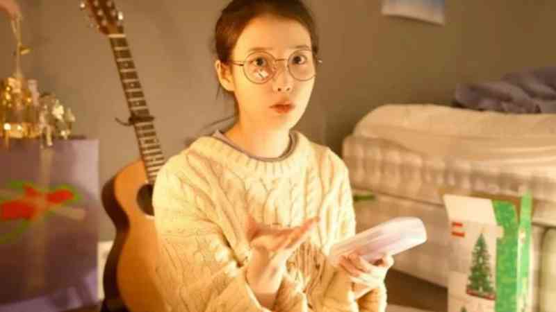 해스텐스-아이유-침대