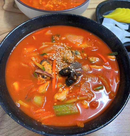강릉-맛집-베스트-리스트-경포대-해수욕장-현지인-강릉역-터미널-현지인-추천-브이로그-먹방-여행-포장-수요미식회-백종원-순두부-생선-구이-지도-메뉴-점심-고기-회-해산물-대게-킹크랩-한우-소고기-해물-경성-포차-중국집-짬뽕-교동-빵-엄지네-포장-마차-고깃집-갈비-내돈내산-옹심이-시내-막국수-시장-중앙-장칼국수-초당-교동-안목-해변