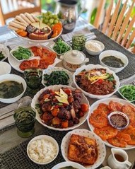 맛있게-차려진-음식-진수성찬