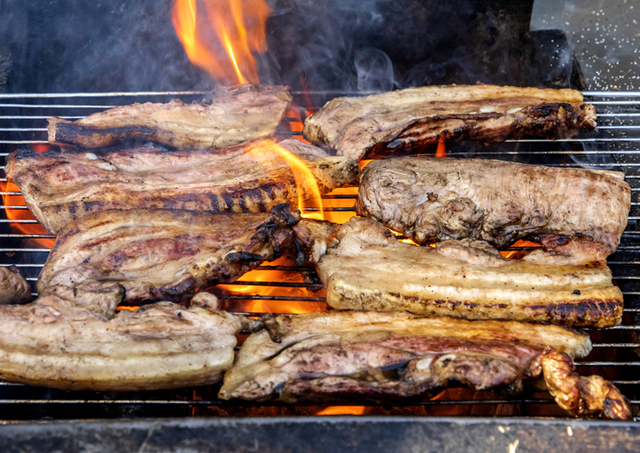 육류에 많은 포화지방 섭취가 늘면 신장암 위험이 높아진다. 특히 불에 탄 고기는 발암물질이 만들어진다.