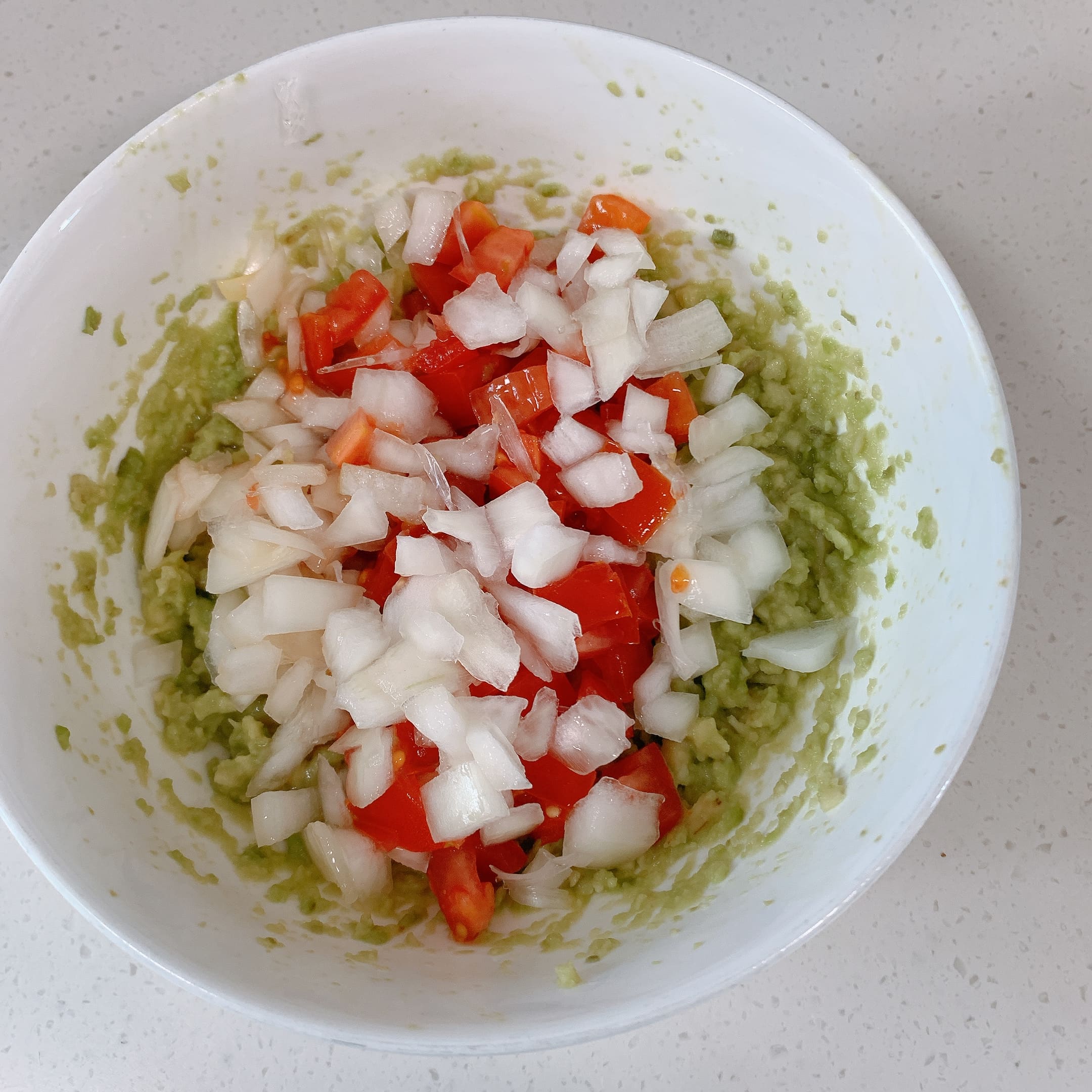 과카몰리 으깬 아보카도에 양파와 토마토 넣기
