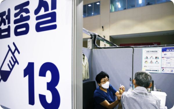  '나는 언제 어떤 백신 맞나', 50대 7월부터 'AZ' 2030은 '화이자·모더나' 가능성