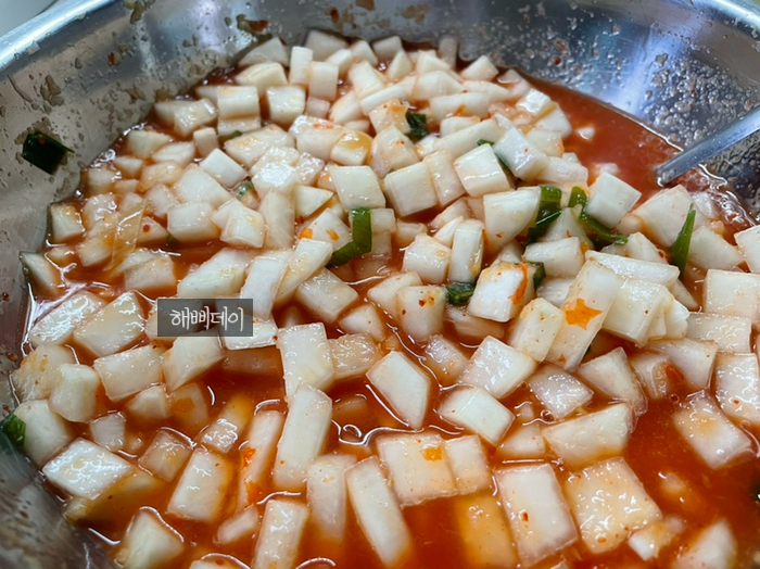 받은 #세미내주방에서 초간단 맵지 않은 #유아깍두기 만들기! - #파프리카김치 [#우리맛샘표상] 2021 샘표 어린이 그림대회에서 21