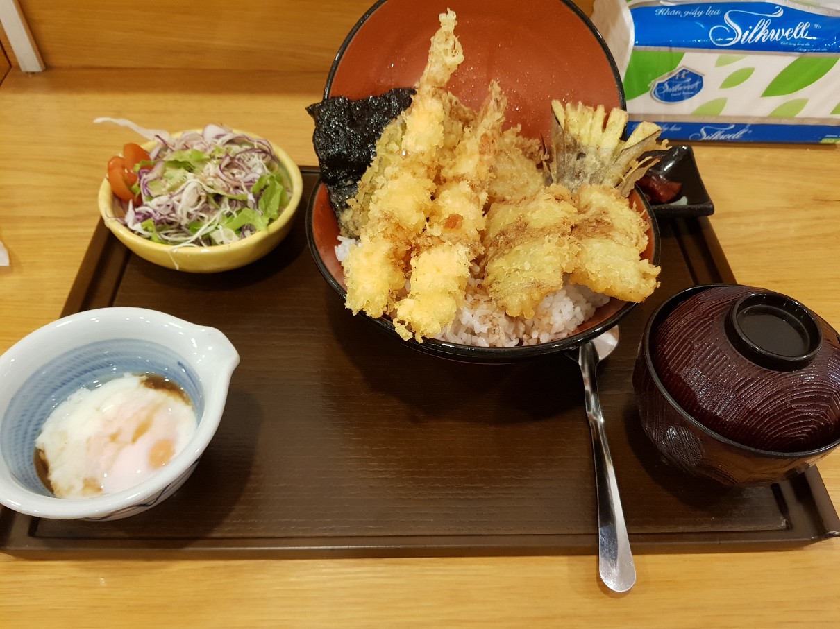 호치민 1군 레탄톤 일본인 거리 일식집 Quon - Dynamic Mt. Fuji tempura bowl