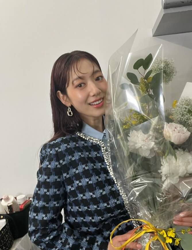 꽃다발을들고있는-긴머리여성의모습