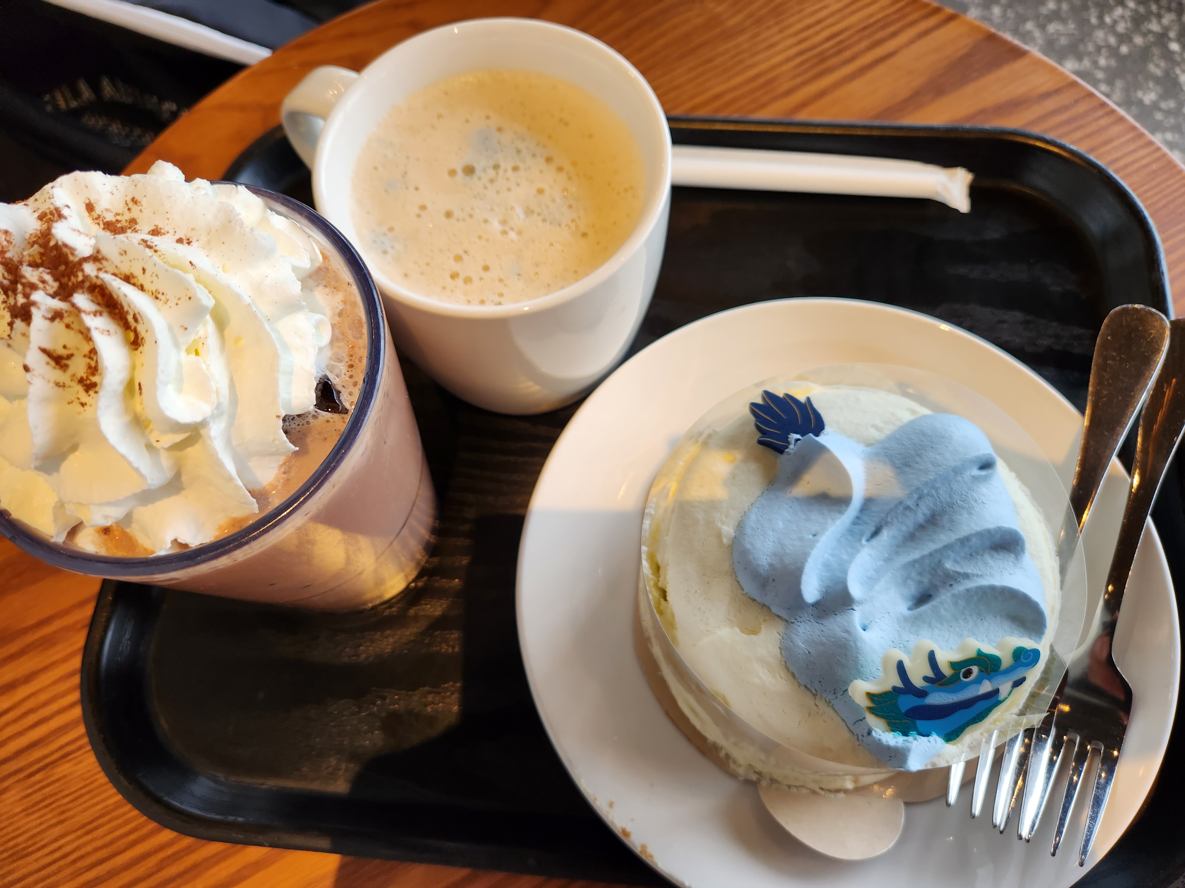 푸른용 케이크&#44; 밀크티&#44; 시그니처 초콜릿