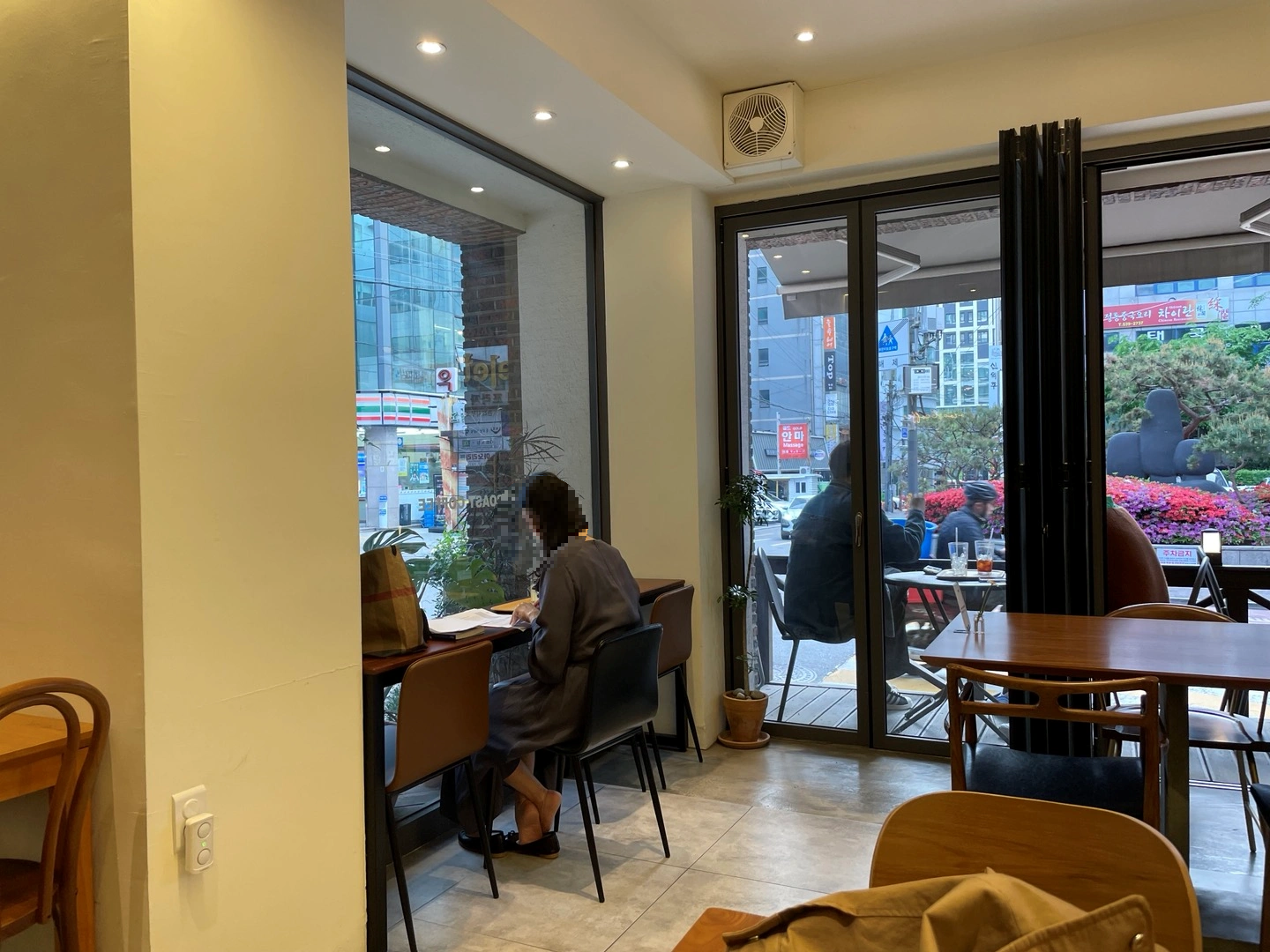 강남-오로스트-커피-카페-내부-3
