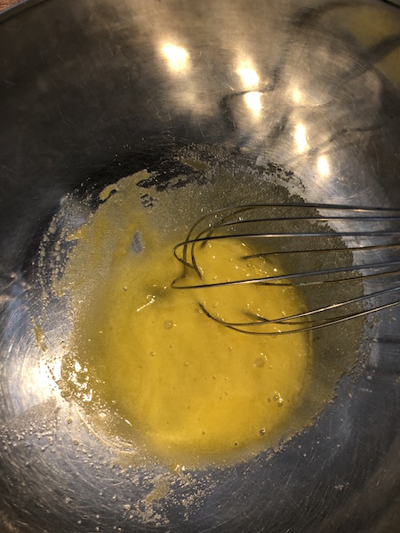 계란 노른자와 설탕을 섞어주는 장면