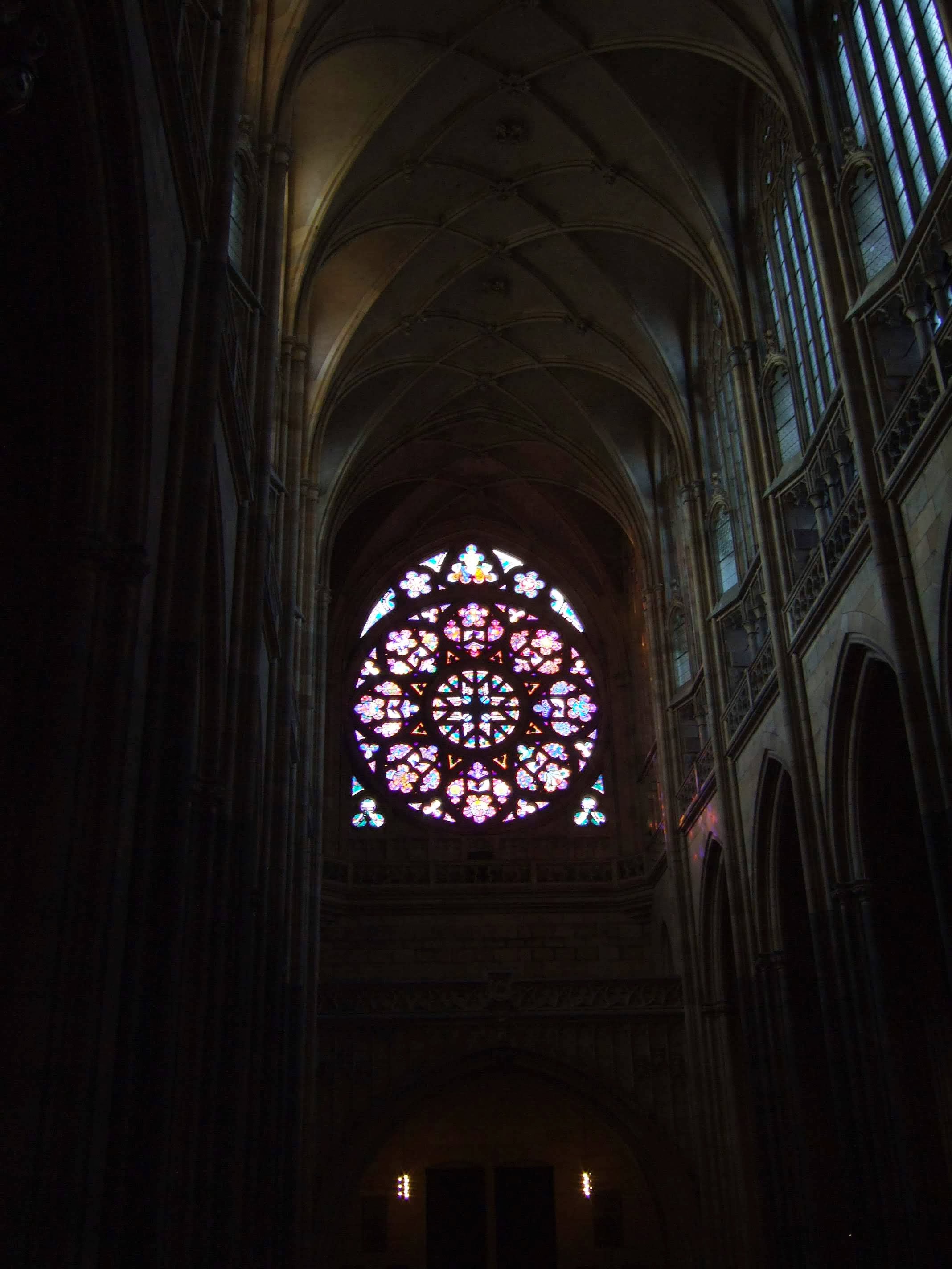 성 비투스 대성당 입구 장미의 창으로 들어는 빛