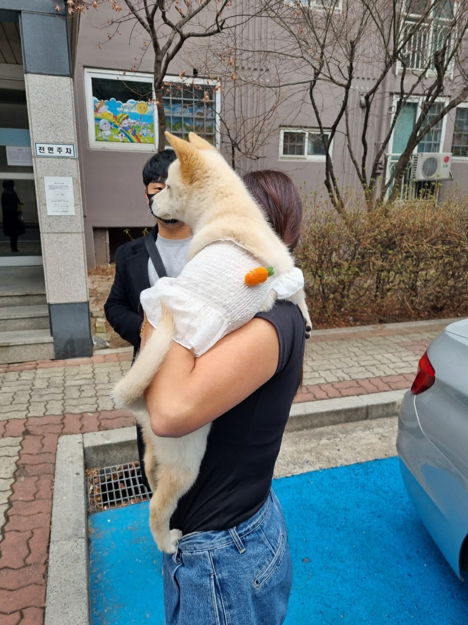 생후-세달된-반려견-오리를-안고-있는-둘째언니
