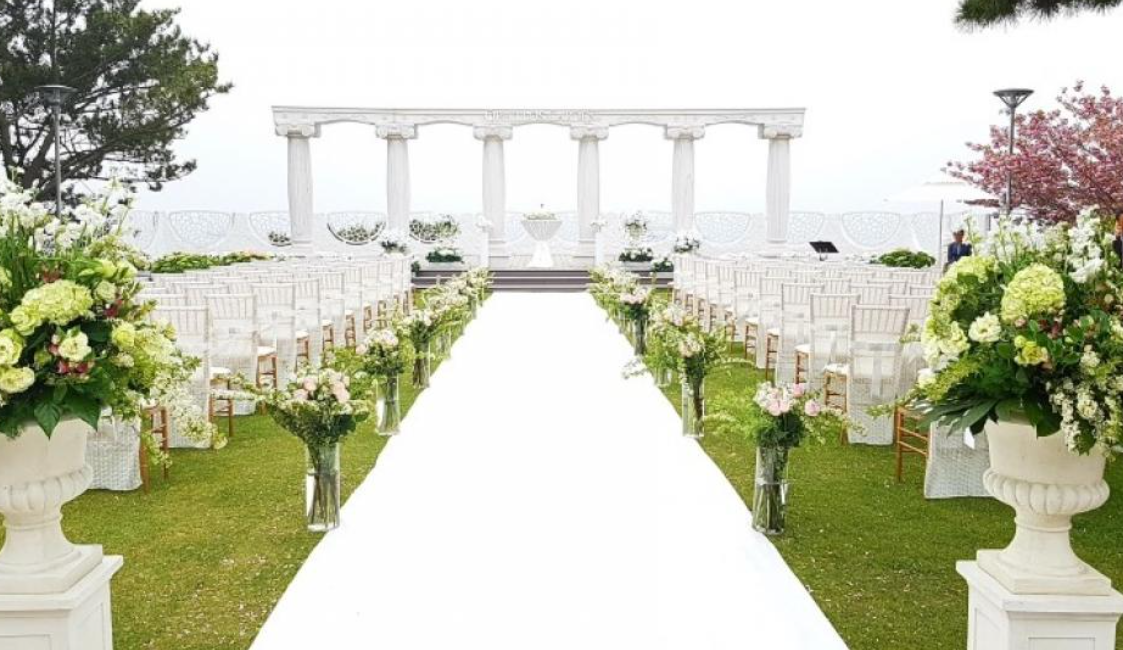 야회 결혼식장 전반적으로 흰색으로 장식되어 있다