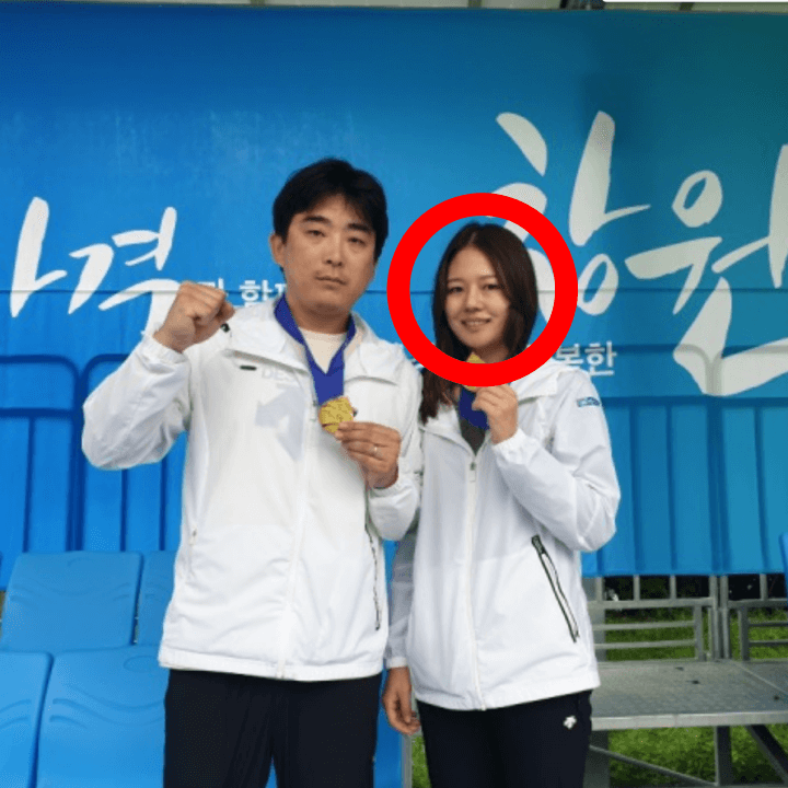 메달을-들고있는-조용성-김민지-사격선수