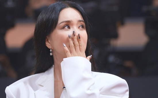 "모든걸 포기하려 했지만…" 가수 엄정화가 암투병으로 목소리까지 안나오자 엄태웅이 달려와 눈물흘린 안타까운 상황