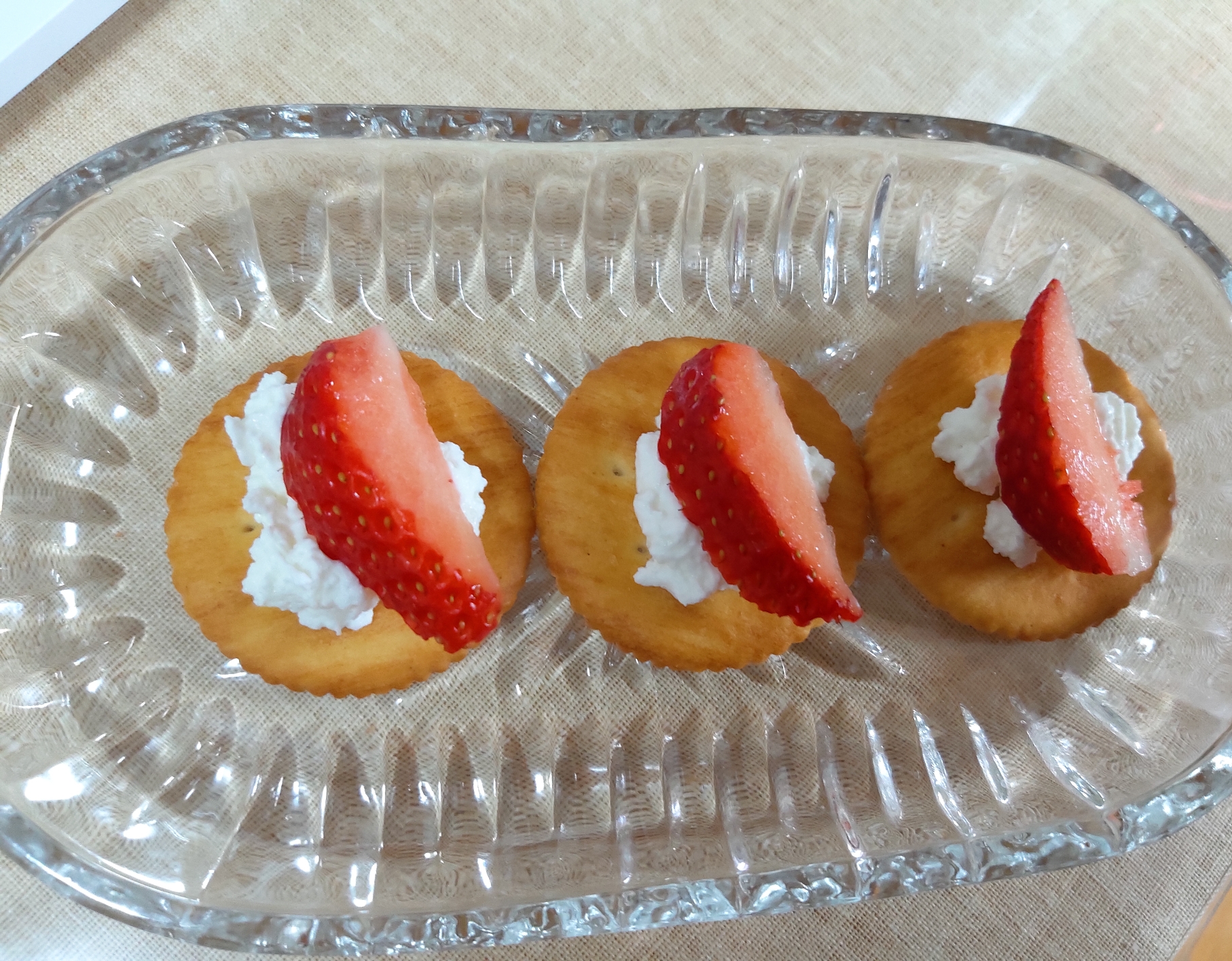크래커 위에 리코타 치즈와 딸기