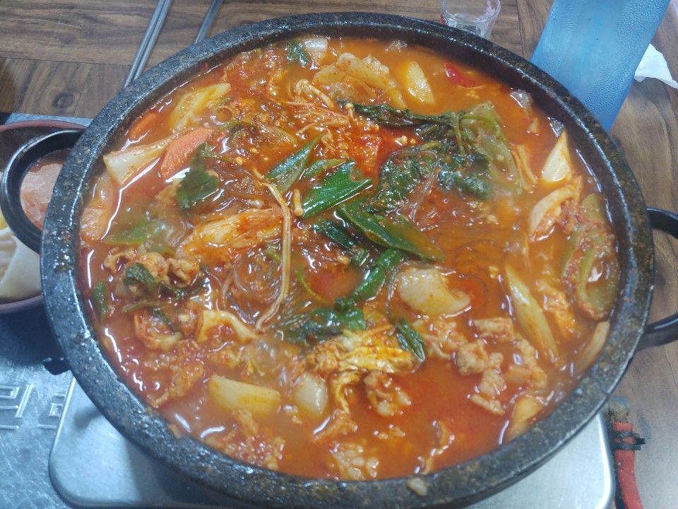  부산 수영 맛집: 수영 술집·곱창전골 맛집 ‘팔도돌곱창’