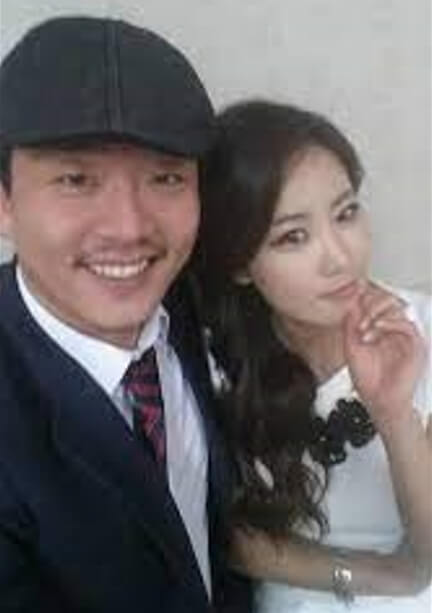 김준호와 현재 여자친구 김지민 같이 찍은 사진 환하고 웃고 있습니다.