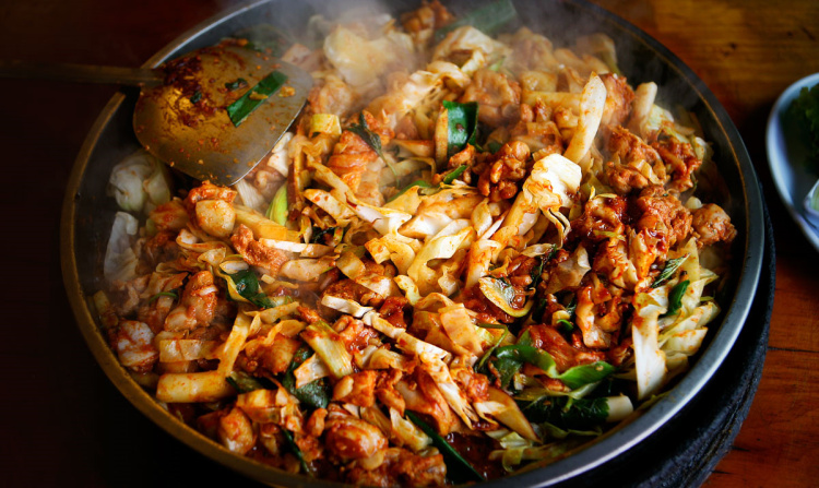  생방송 투데이 강원도 춘천 오천만의 메뉴 화끈하게 즐긴다! 1판3미 닭갈비 플레이트 맛집 식당 위치 연락처 정보