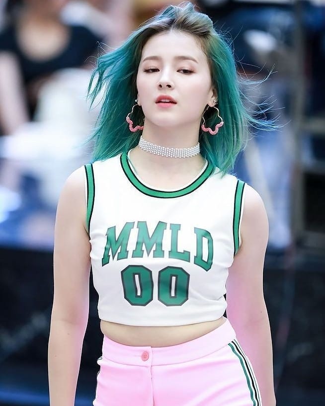  모모랜드 낸시 초록색 염색 헤어스타일 팬직찍 사진