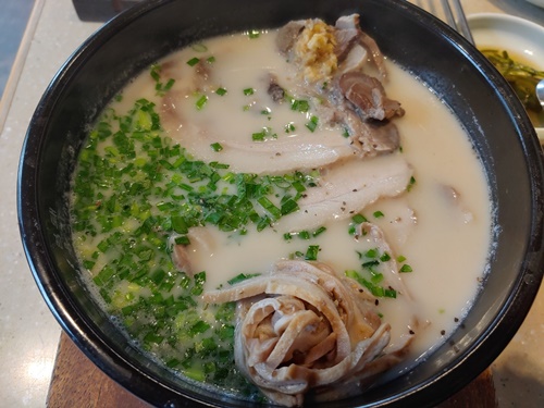  종각역 맛집 엄용백 돼지국밥 따끈한 고기 국물이 그리울 때
