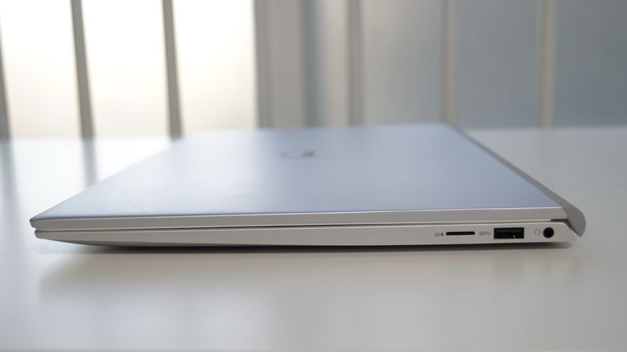 좌측 USB 포트와 Micro SD 카드 리더기 이어폰 잭