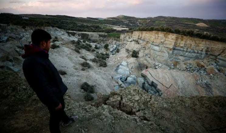 영화에서나 보던 지진 땅 갈라짐...공포 도가니 ㅣ&quot;지진 예측 가능하다&quot; VIDEO: Drone footage shows large faultline in southern Turkey after earthquakes