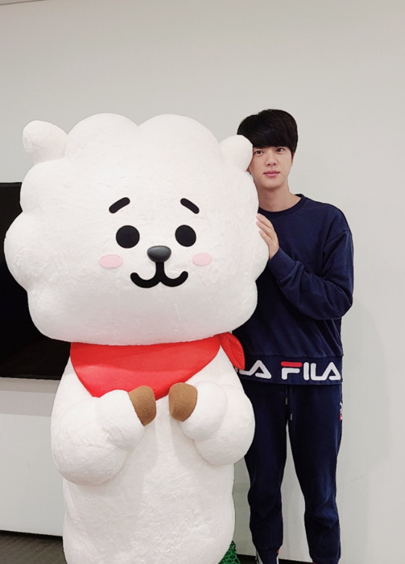  방탄소년단 진, 초대형 RJ와 인증샷 '중고로 나오면 범인은 김석진'