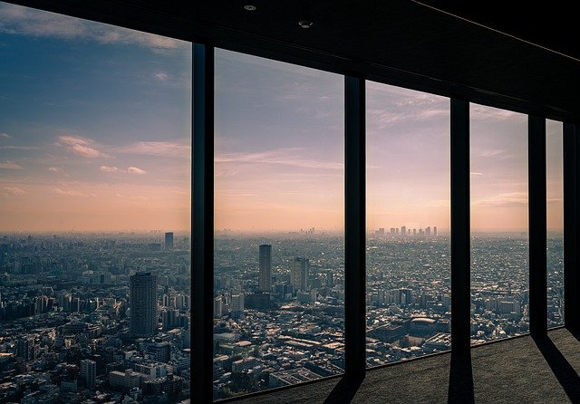 고층 빌딩 안에서 창으로 내려다 보는 일본 시부야